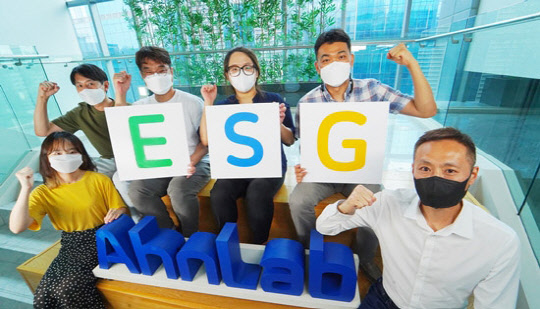 인치범 ESG TF장(오른쪽)이 직원들과 함께 TF 출범을 기념해 사진 촬영을 진행하고 있다. 안랩 제공